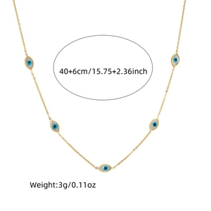 Collana a catena dorata con cinque ciondoli a occhio blu su sfondo bianco pulito