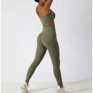 Gros plan sur le legging taille haute sans couture vert olive avec effet push-up