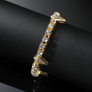 Bracelet tennis hip hop en or avec oxydes de zirconium étincelants sur support noir