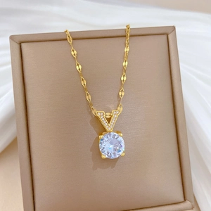 Vue détaillée d'un collier en titane en forme de V avec des cristaux étincelants