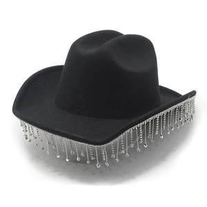 Dettaglio cappello da cowboy nero con frange di strass argentati e perline brillanti