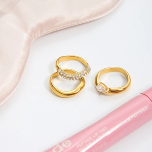Chic set of three gold stainless steel rings featuring a pear-cut zircon and wave band