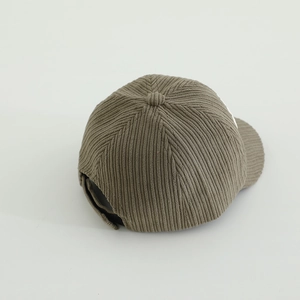 Detailansicht der Rückseite einer Cord-Babykappe mit verstellbarem Gurt und Knopf