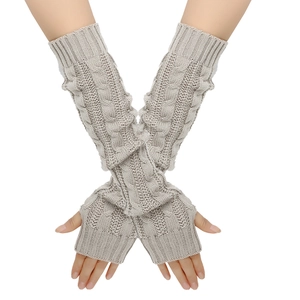 Lichtgrijze lange armwarmers van kabelgebreide stof met vingerloos ontwerp en manchetten