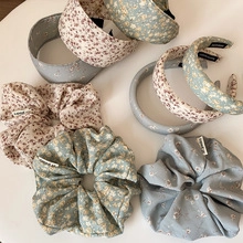 Draufsicht auf geblümte Haaccessoires aus Stoff mit Haarbändern und Scrunchies in Pastelltönen