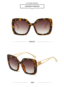 Details einer quadratischen Sonnenbrille mit Leopardenmuster und goldfarbenen Metallbügeln