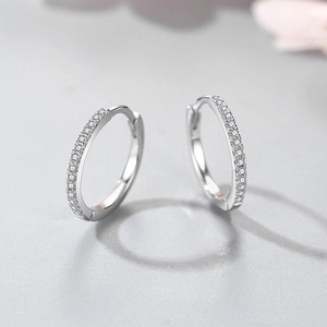 Minimalistische S925 Sterling Silber Creolen mit Besatz aus weißen Zirkoniasteinen