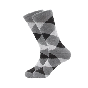 Detailansicht der Socken mit Argyle-Muster und Rippbündchen in Schwarz und Grau