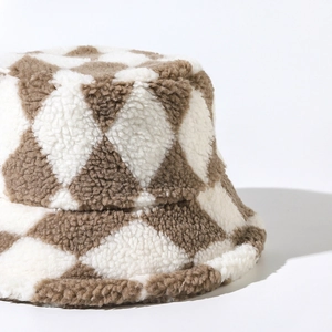 Cappello a secchiello spesso in lana di agnello con motivo a scacchi marrone e bianco