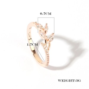 Vista dettagliata dell'anello a foglia oro rosa con zirconi e dimensioni 0,7cm e 1,7cm