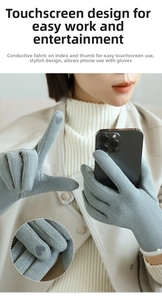 Detail der Touchscreen-kompatiblen grauen Handschuhe mit leitfähigen Herz-Fingerspitzen