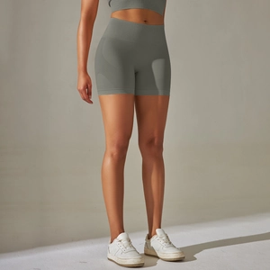 Dettaglio dei pantaloncini yoga senza cuciture a vita alta con controllo addominale e push-up
