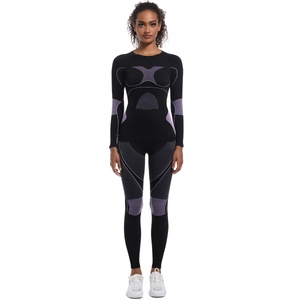 Détails de l'ensemble de sport sans couture avec textures de compression violettes et coupe slim