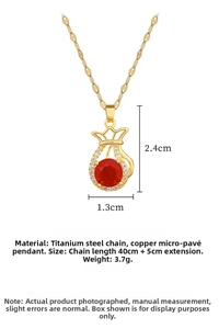 Makroansicht der Glücksbeutel-Halskette mit rotem Edelstein und goldenen Zirkonia-Steinen