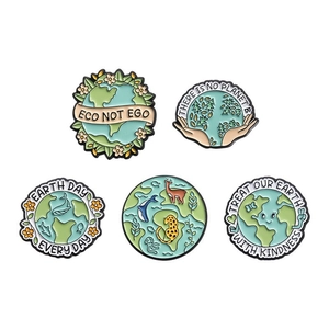 Dettaglio di cinque spille in smalto ecologico con temi Earth Day su sfondo bianco