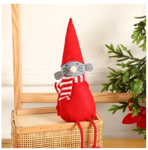 Détail d'ornement de souris de Noël en feutre avec bonnet rouge et longues pattes en corde