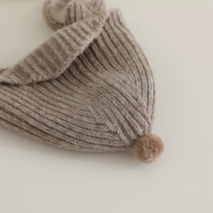 Bonnet en tricot rétro pour bébé avec texture côtelée et pompon pour l'hiver