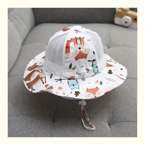 Dettaglio cappello sole neonato con rete traspirante e motivi animali nordici