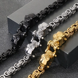 Bracelet byzantin pour homme en acier titane avec fermoir tête de mort en noir, argent et or