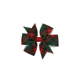 Detail einer mehrlagigen rot-grünen Karo-Haarschleife aus Stoff für Mädchen-Weihnachtsfeiern
