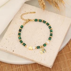 Bracelet en malachite avec pendentifs éléphant et cœur sur fond de style de vie rustique