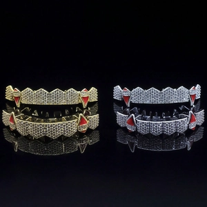 Λεπτομέρεια macro από χρυσά και ασημένια χιπ χοπ grillz με σμάλτο και κρύσταλλα