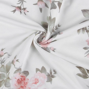 Makroaufnahme von weißem Kleiderstoff mit rosa Rosen und grünem Blumenmuster