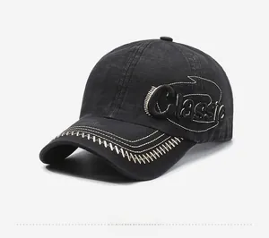 Dettaglio del cappello nero con ricamo Classic e cuciture a zig-zag a contrasto