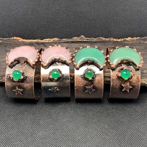 Details von böhmischen Bronze-Manschettenarmbändern mit Rosenquarz- und Aventurin-Monden