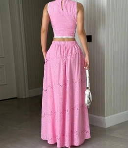 Détails de broderie anglaise rose sur haut court sans manches et jupe longue élastique