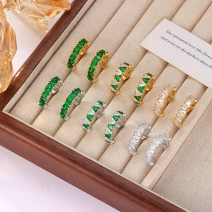 Boucles d'oreilles créoles avec zircons verts et blancs en finitions or et argent