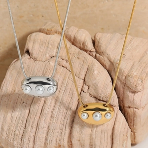 Collier pendentif géométrique élégant en or et argent suspendu à une pierre