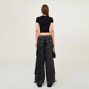Detailansicht grauer Acid-Wash-Cargohose und schwarzes Shirt aus der Rückenansicht