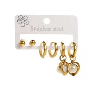 Détail d'un lot de 6 paires de boucles d'oreilles dorées en acier avec cœurs et perles