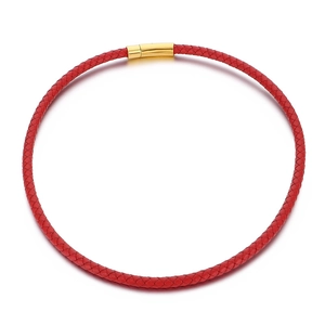 Collier cordon tressé rouge avec fermoir magnétique en or poli présenté en cercle plat