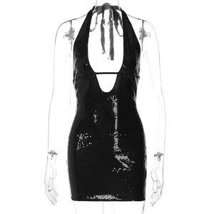 Vue détaillée du col en V plongeant sexy et du dos nu sur la robe à paillettes noire
