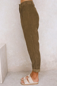 Detailaufnahme der braunen Cordhose mit Seitenprofil und geradem Beinschnitt