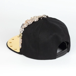 Cappellino da baseball nero street style con visiera piatta dorata e borchie in metallo