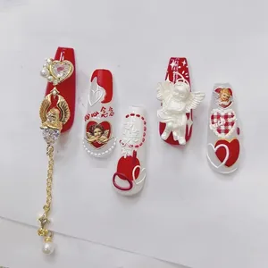 5D Relief Nagelaufkleber mit roten Herzen, Engeln, Perlen und goldenen Kettenanhängern