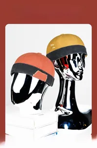 Vue détaillée des bonnets Miki rouge brique et jaune moutarde avec patchs usés