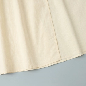 Vue détaillée de la texture en coton et lin beige et des coutures de l'ourlet nettes