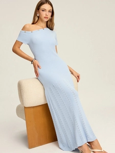 Robe longue en maille bleu clair à épaules dénudées avec des motifs ajourés élégants