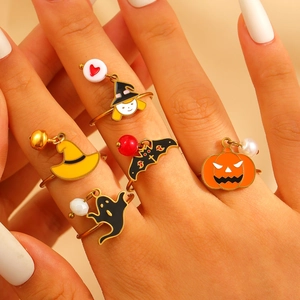 Vista detallada del juego de anillos de Halloween con dijes de calabaza y fantasma