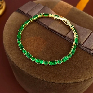 Detalle macro de la pulsera tennis con circonitas verde esmeralda en estuche de terciopelo