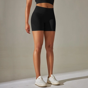 Détail du short de yoga noir taille haute avec stretch sans couture et contrôle du ventre