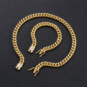 Detailaufnahme von goldener Panzerkette und Armband mit CNC-Mikrodiamanten-Besatz