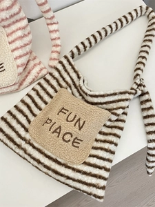 Sac fourre-tout rayé en peluche avec broderie FUN PLACE et texture douce d'hiver