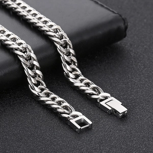 Détail du collier en maille gourmette argentée en acier titane avec fermoir sécurisé