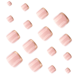 Faux ongles d'orteils roses avec pointes dorées métallisées sur un fond blanc minimaliste