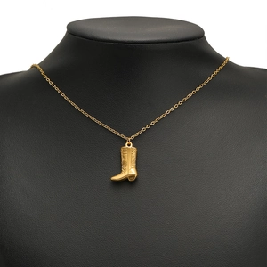 Collier en acier inoxydable plaqué or avec pendentif botte de cow-boy de style vintage
